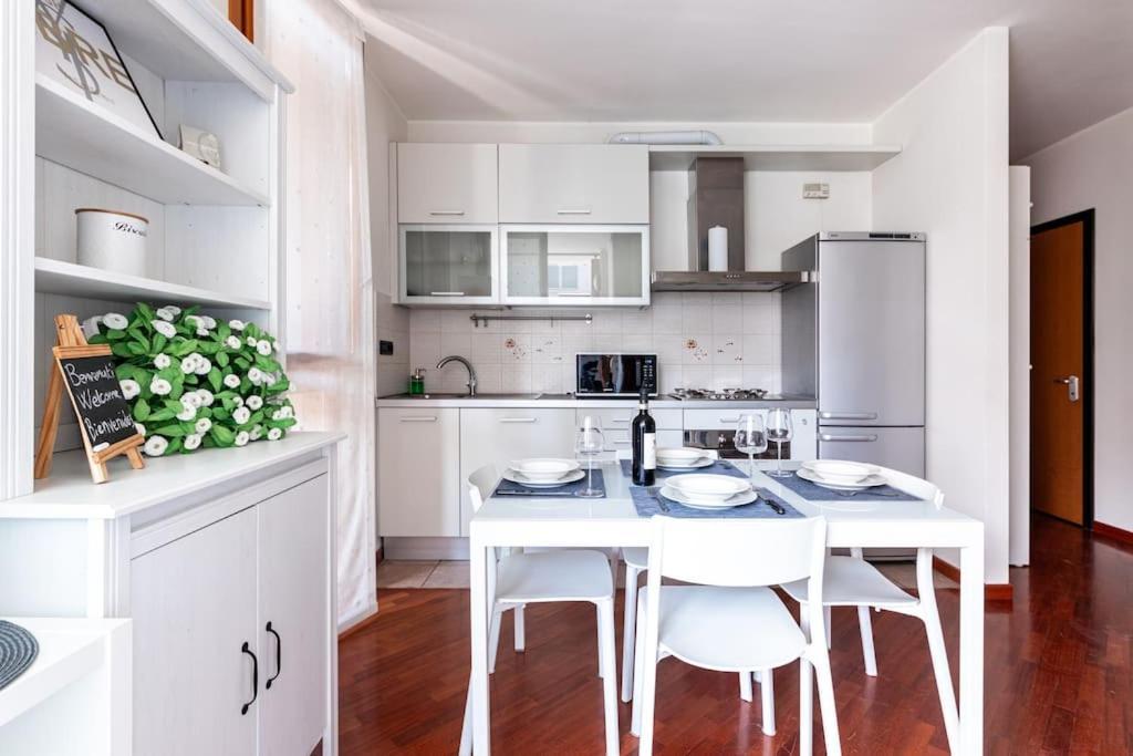 Appartamento Caterina A 5 Minuti Da Milano Fiere E San Siro Con Wifi-Netflix-Free Parking Bagian luar foto