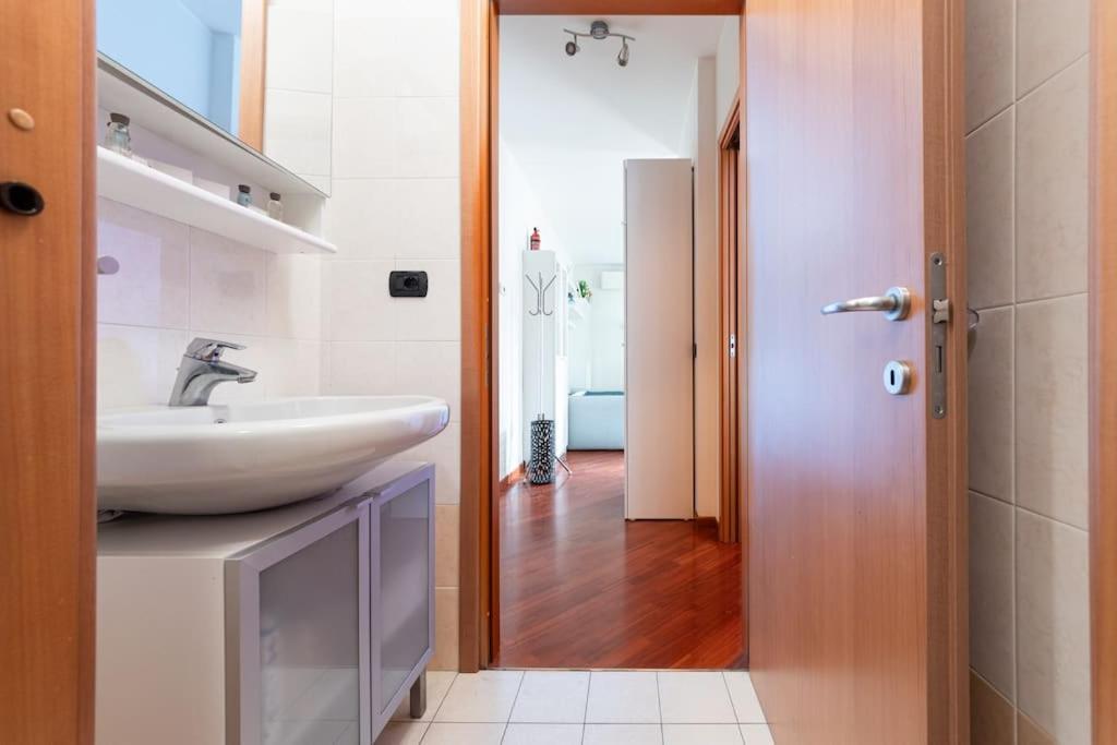 Appartamento Caterina A 5 Minuti Da Milano Fiere E San Siro Con Wifi-Netflix-Free Parking Bagian luar foto