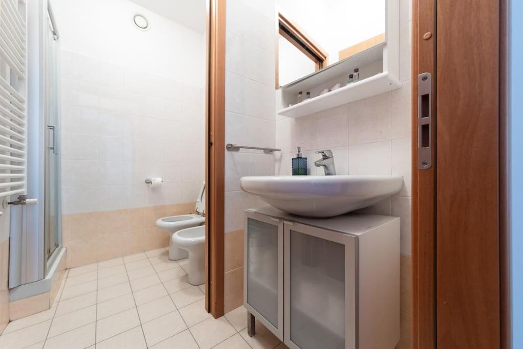 Appartamento Caterina A 5 Minuti Da Milano Fiere E San Siro Con Wifi-Netflix-Free Parking Bagian luar foto