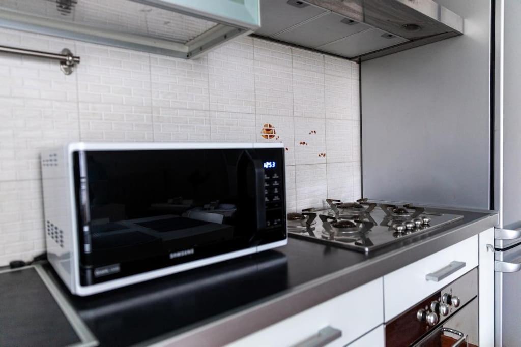 Appartamento Caterina A 5 Minuti Da Milano Fiere E San Siro Con Wifi-Netflix-Free Parking Bagian luar foto